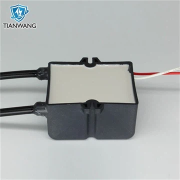 Công việc hàng ngày của máy phát điện cao áp của người đuổi chim được thực hi...